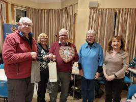 Past President Ann Thomson presents the trophy to the winning team.